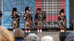 Festiwal Szkockiej Kraty w Krakowie: występ Scotpipe - dudziarzy z Edynburga; w tle szkocka krata dla Krakowa. 09.2017. Fot. PAP/S. Rozpędzik