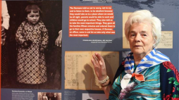 Stanisława Kruszewska, która jako 8-latka, w 1943 r. została wysiedlona z wsi Dereźnia Solska i trafiła do obozu na Majdanku, stoi przy swoim zdjęciu z dzieciństwa prezentowanym na wystawie "Wysiedleńcy z Zamojszczyzny w obozie na Majdanku" w Muzeum na Majdanku. Fot. PAP/W. Pacewicz