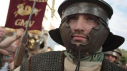 Przemarsz legionistów i gladiatorów z Włoch i Polski, kupców i wędrowców z bursztynowego szlaku, ulicami 725-letniego centrum Wielunia. Fot. PAP/G. Michałowski