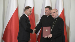 Prezydent Andrzej Duda (L), bp Piotr Libera (P) i ks. Stefan Cegłowski podczas uroczystości w Pałacu Prezydenckim w Warszawie, na której prezydent wręczył rozporządzenia uznające nowe obiekty zabytkowe za Pomniki Historii. Fot. PAP/M. Obara