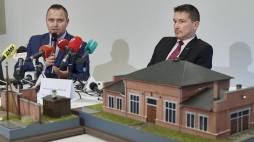 Dyrektor Muzeum II Wojny Światowej Karol Nawrocki (L) i kierownik Muzeum Westerplatte i Wojny 1939 - oddziału MIIWŚ Mariusz Wójtowicz-Podhorski podczas konferencji prasowej dotyczącej rewitalizacji Pola Bitwy na Westerplatte w Muzeum II Wojny Światowej w Gdańsku. Fot. PAP/A. Warżawa