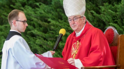 Legat papieski kard. Vincent Nichols podczas mszy św. Msza św. odpustowa w ramach uroczystości ku czci św. Wojciecha oraz zakończenia obchodów jubileuszu 600-lecia prymasostwa w Polsce odprawiona została na placu św. Wojciecha w Gnieźnie, 29 bm. Fot. PAP/P. Jaskółka