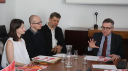 Dyrektor IAM Krzysztof Olendzki (P) oraz autorzy wystawy "Back to front" w La Triennale di Milano Katarzyna Jeżowska (L), Marian Misiak (2L) i Marcin Kwietowicz (3L) podczas briefingu prasowego Polska Design w siedzibie Instytutu Adama Mickiewicza w Warszawie. Fot. PAP/P. Supernak