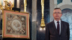 Dyrektor Zamku Królewskiego w Warszawie prof. Wojciech Fałkowski podczas pokazu prasowego XVII-wiecznego "Projektu plafonu klatki schodowej do Zamku Królewskiego w Warszawie" Victora Louisa. Fot. PAP/A. Guz