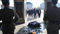 Przewodniczący Platformy Obywatelskiej Grzegorz Schetyna i politycy PO złożyli kwiaty pod przed Grobem Nieznanego Żołnierza. Fot. PAP/B. Zborowski