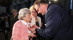 Szef Urzędu ds. Kombatantów i Osób Represjonowanych Jan Józef Kasprzyk wręcza Medal „Pro Patria” Zofii Pociłowskiej-Kann, rzeźbiarce, byłej więźniarce Pawiaka i KL Ravensbrück podczas VII Koncertu Pamięci Ofiar Obozu w Ravensbruck. Fot. PAP/P. Supernak
