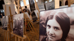 Otwarcie wystawy fotografii Andrzeja Polakowskiego „Pożegnanie Taboru” w Łodzi w ramach uroczystości związanych z obchodami Międzynarodowego Dnia Romów. Fot. PAP/G. Michałowski