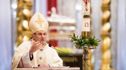 Wielkanocna msza święta z procesją rezurekcyjną pod przewodnictwem metropolity gnieźnieńskiego, prymasa Polski, arcybiskupa Wojciecha Polaka. Fot. PAP/M. Zakrzewski