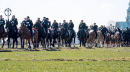 Wielkanocna procesja konna przeszła polami wokół Ostropy, dzielnicy Gliwic. Fot. PAP/A. Grygiel