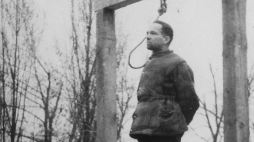 Na terenie byłego niemieckiego obozu koncentracyjnego Auschwitz-Birkenau wykonano wyrok śmierci przez powieszenie na komendancie obozu Rudolfie Hoessie. Fot. PAP/S. Dąbrowiecki