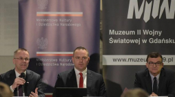 Dyrektor Muzeum II Wojny Światowej w Gdańsku Karol Nawrocki (C), wiceminister kultury i dziedzictwa narodowego Jarosław Sellin (L) oraz prof. Tadeusz Wolsza podczas konferencji prasowej z okazji pierwszej rocznicy połączenia Muzeum II Wojny Światowej w Gdańsku z Muzeum Westerplatte i Wojny 1939 r. Fot. PAP/R. Jocher