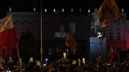 Obchody 8. rocznicy katastrofy smoleńskiej - wystąpienie prezesa PiS Jarosława Kaczyńskiego podczas Apelu Pamięci przed Pałacem Prezydenckim w Warszawie. Fot. PAP/R. Pietruszka