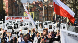 Obchody 8. rocznicy katastrofy smoleńskiej - uczestnicy Marszu z Portretami, zorganizowanego przez Solidarnych 2010 w hołdzie 96. ofiarom katastrofy pod Smoleńskiem. Fot. PAP/M. Kmieciński