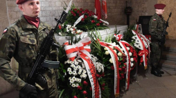 8. rocznica katastrofy smoleńskiej - kwiaty na sarkofagu pary prezydenckiej Lecha i Marii Kaczyńskich w Krypcie pod Wieżą Srebrnych Dzwonów na Wawelu. Fot. PAP/J. Bednarczyk
