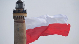 Flaga RP na latarni morskiej w Świnoujściu, 02.05.2017.  Fot. PAP/M. Bielecki