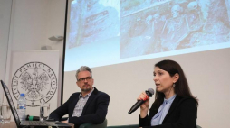 Zastępca dyrektora Biura Poszukiwań i Identyfikacji mec. Anna Szeląg oraz red. Marcin Wikło podczas spotkania "Łączka i inne miejsca poszukiwań. Poszukiwania poza granicami Polski" w Centrum Edukacyjnym IPN "Przystanek Historia". Fot. PAP/P. Supernak