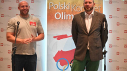 Dyskobol Piotr Małachowski (L) i dwukrotny mistrz olimpijski w pchnięciu kulą Tomasz Majewski (P) podczas konferencji prasowej na temat projektów na 100-lecie odzyskania przez Polskę niepodległości. Fot. PAP/B. Zborowski