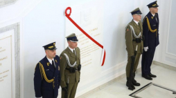 Tablica upamiętniającą prezydenta Lecha Kaczyńskiego. Fot. PAP/R. Guz