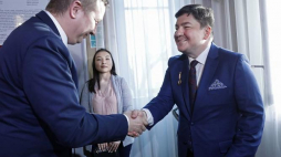 Mufti Muzułmańskiego Związku Religijnego w Polsce oraz przewodniczący Najwyższego Kolegium Muzułmańskiego Związku Religijnego Tomasz Miśkiewicz (P) podczas uroczystości wręczenia mu odznaczenia "Zasłużony dla Kultury Polskiej" w Muzeum Historycznym w Białymstoku. Fot. PAP/A. Reszko