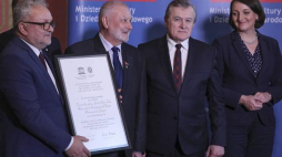 Wicepremier, minister kultury i dziedzictwa narodowego Piotr Gliński (C), wiceminister kultury i dziedzictwa narodowego Magdalena Gawin (P), prezes Stowarzyszenia Miłośników Ziemi Tarnogórskiej Marek Kandzia (2L) i burmistrz Tarnowskich Gór Arkadiusz Czech (L) podczas uroczystego wręczenia certyfikatu Listy Światowego Dziedzictwa UNESCO na Zamku Królewskim w Warszawie. Fot. PAP/T. Gzell