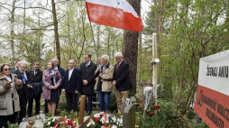 Uroczyste złożenie kwiatów na grobie Anny Walentynowicz na Cmentarzu Srebrzysko w Gdańsku, w ramach ogólnopolskich obchodów 40-lecia utworzenia Wolnych Związków Zawodowych. Fot. PAP/A. Warżawa