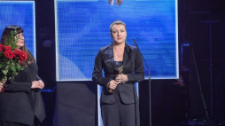 Złotym Fryderykiem za całokształt osiągnięć artystycznych w dziedzinie muzyki rozrywkowej uhonorowano pośmiertnie Zbigniewa Wodeckiego; nagrodę odebrała Katarzyna Wodecka-Stubbs - córka artysty i prezes Fundacji im. Zbigniewa Wodeckiego. Fot. PAP/S. Leszczyński