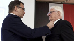 Krzysztof Wyszkowski (P) odbiera Krzyż Wolności i Solidarności z rąk prezesa IPN Jarosława Szarka podczas gdańskich obchodów 40. rocznicy utworzenia WZZ. Fot. PAP/A. Warżawa  