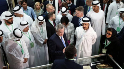 Wicepremier, minister kultury Piotr Gliński (C-L), szef MSZ Zjednoczonych Emiratów Arabskich Sheikh Abdullah bin Zayed bin Sultan Al Nahyan (C) oraz minister kultury ZEA Noura bint Mohammed Al Kaabi (P) podczas zwiedzania polskiej sekcji na Międzynarodowych Targach Książki w Abu Zabi. Fot. PAP/EPA