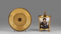 Filiżanka jasmin na lwich łapach, ze spodkiem z portretem ks. Józefa Poniatowskiego (1763– 1813), wg Józefa M. Grassiego (1757–1838), Cesarska Manufaktura Porcelany, ok. 1819; porcelana, farby naszkliwne, złocenia błyszczące i matowe, grawerowane; Muzeum Narodowe w Warszawie