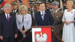 Prezydent Andrzej Duda (C) z żoną Agatą Kornhauser-Dudą (P) oraz marszałek Senatu Stanisław Karczewski (L), wicemarszałek Senatu Maria Koc (2L) i szef Sztabu Generalnego Wojska Polskiego gen. Leszek Surawski (2P) podczas uroczystości na pl. Zamkowym z okazji Święta Konstytucji 3 Maja. Fot. PAP/R. Guz