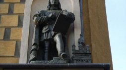 Jan Baptysta Quadro. Rzeźba na kamienicy, w której niegdyś mieszkał. Źródło: Wikimedia Commons