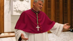 Abp Konrad Krajewski, 2013 rok. Fot. PAP/G. Gałązka