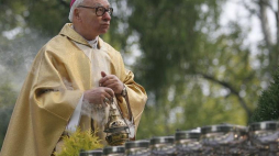 Abp Szczepan Wesoły podczas pielgrzymki kobiet i dziewcząt do Matki Bożej Piekarskiej. Piekary Śląskie, 19.08.2007. Fot. PAP/A. Grygiel