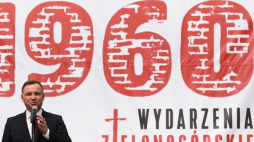 Prezydent RP Andrzej Duda podczas oficjalnych obchodów 58. rocznicy Wydarzeń Zielonogórskich, 27 bm. W 1960 roku około pięciu tysięcy mieszkańców starło się z milicją w obronie eksmitowanego domu katolickiego przy placu Powstańców Wielkopolskich. Fot. PAP/L. Muszyński