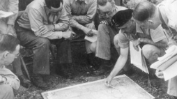  Odprawa oficerów 2 Korpusu. Widoczni m.in.: ppor. Eugeniusz Lubomirski (1. z prawej), gen. Władysław Anders (w berecie), Józef Czapski (3. z prawej) i gen. Bronisław Duch (4. z prawej). Źródło: NAC