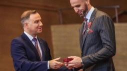 Prezydent Andrzej Duda wręcza Marcinowi Gortatowi Krzyż Oficerski Orderu Zasługi Rzeczypospolitej Polskiej. Fot. PAP/EPA