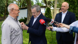 Minister kultury i dziedzictwa narodowego Piotr Gliński (C) wręczył poecie Andrzejowi Górszczykowi (L) Srebrny Medal "Zasłużony Kulturze Gloria Artis”. Fot. PAP/J. Kamiński.