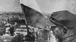 Polska flaga zawieszona w Berlinie na Kolumnie Zwycięstwa 2 maja 1945 r. Źródło: Wikimedia Commons