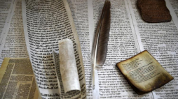  Eksponaty prezentowane na wystawie „Historia Biblii” w bibliotece Państwowej Wyższej Szkoły Zawodowej im. Stanisława Pigonia w Krośnie. Fot. PAP/D. Delmanowicz