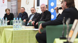 Dr hab. Małgorzata Nowak-Barcińska z KUL (L), ks. prof. Mirosław S. Wróbel z KUL (2L), przewodniczący KEP ks. abp Stanisław Gądecki (4L) i naczelny rabin Polski Michael Schudrich (3L) podczas promocji książki „Wprowadzenie do Biblii Aramejskiej” na KUL w Lublinie. Fot. PAP/W. Pacewicz