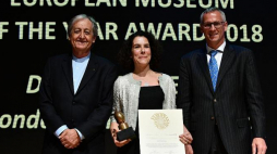 Wicedyrektor Design Museum w Londynie Alice Black (C) odebrała nagrodę dla placówki, podczas gali konkursu Europejskiego Muzeum Roku 2018 w warszawskim Muzeum POLIN - nagrodę wręczyli przewodniczący jury Jose Gameiro (L) i dyrektor Geneva Ethnography Museum Boris Wastiau (P). Fot. PAP/J. Turczyk