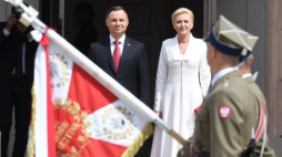 Obchody Dnia Flagi RP oraz Dnia Polonii i Polaków za Granicą - prezydent Andrzej Duda z małżonką Agatą Kornhauser-Dudą podczas uroczystości na dziedzińcu Pałacu Prezydenckiego. Fot. PAP/R. Pietruszka