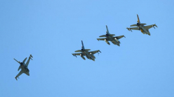 Myśliwce F-16 podczas międzynarodowych pokazów lotniczych Poznań Air Show 2018 na lotnisku im. Henryka Wieniawskiego w Poznaniu. Fot. PAP/J. Kaczmarczyk