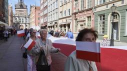 Gdańszczanie i turyści podczas wspólnego spaceru z biało-czerwoną flagą na gdańskiej starówce, 2 bm. w ramach obchodów Dnia Flagi RP. Fot. PAP/A. Warżawa