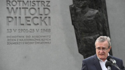 Wicepremier, minister kultury Piotr Gliński podczas uroczystości pod pomnikiem upamiętniającym Rotmistrza Witolda Pileckiego przy Al. Wojska Polskiego w Warszawie, Fot. PAP/R. Pietruszka