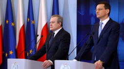 Premier Mateusz Morawiecki (P) oraz wicepremier, minister kultury i dziedzictwa narodowego Piotr Gliński. 03.2018. Fot. PAP/R. Guz