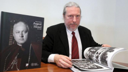 Łukasz Kobiela podczas premiery swojego albumu "August Hlond 1881-1948" w Domu Arcybiskupów Warszawskich. Fot. PAP/T. Gzell