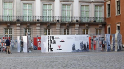 Wystawa "Powstała, by żyć", przygotowana przez Instytut Pamięci Narodowej, na Dziedzińcu Wielkim Zamku Królewskiego w Warszawie. Fot. PAP/A. Guz