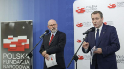 Prezes zarządu Polskiej Fundacji Narodowej Cezary Andrzej Jurkiewicz (P) oraz członek zarządu Fundacji Maciej Świrski. Fot. PAP/A. Guz