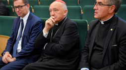 Metropolita warszawski arcybiskup Kazimierz Nycz (C), rektor UKSW prof. Stanisław Dziekoński (P) i prezes IPN Jarosław Szarek (L) podczas konferencji naukowej "Prymas Wyszyński a Niepodległa". Fot. PAP/B. Zborowski